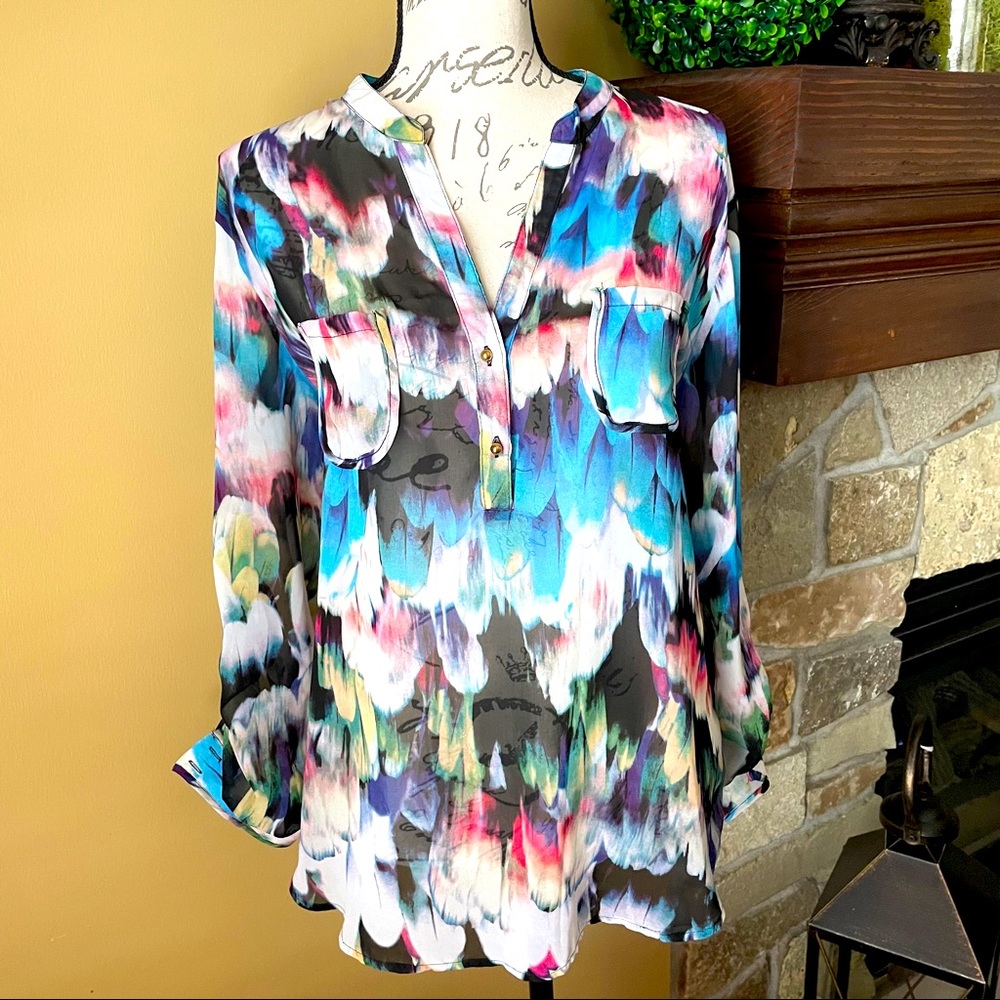 ❤️Beautiful Blouse with gold buttons